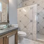 Cozy And Charming House Close To St Charles Ave Holiday home