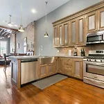 Cozy And Charming House Close To St Charles Ave Holiday home