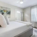 Holiday home St Charles Ave Living Near Hot Spots And Restaurants *