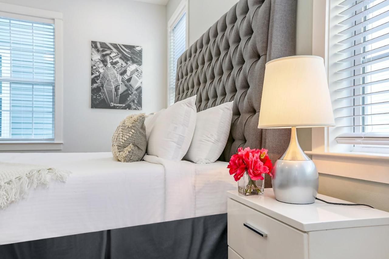 Apartment Stunning Modern And Fully-upgraded 5 Bedroom W Pool