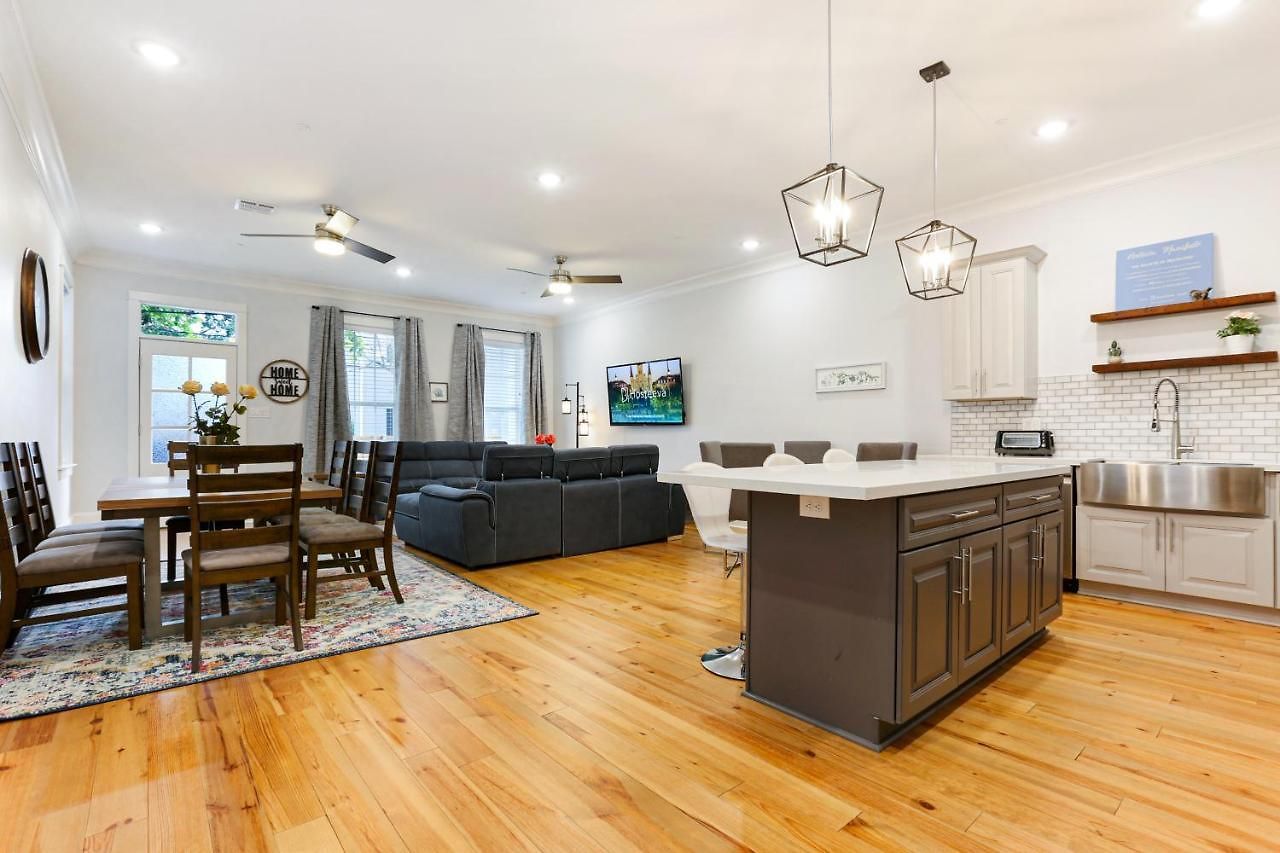 Stunning Modern And Fully-upgraded 5 Bedroom W Pool Apartment New Orleans