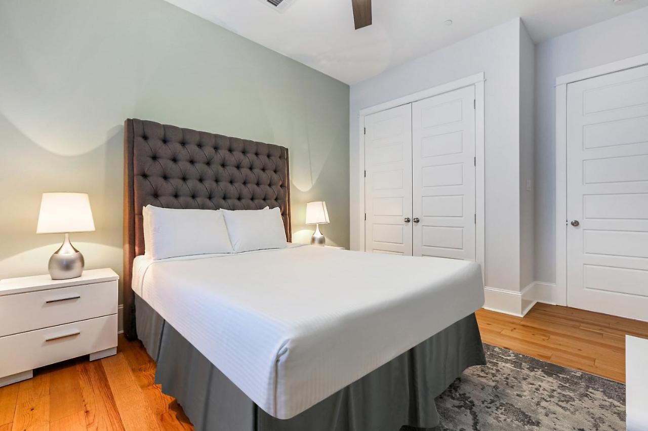 Apartment Stunning Modern And Fully-upgraded 5 Bedroom W Pool