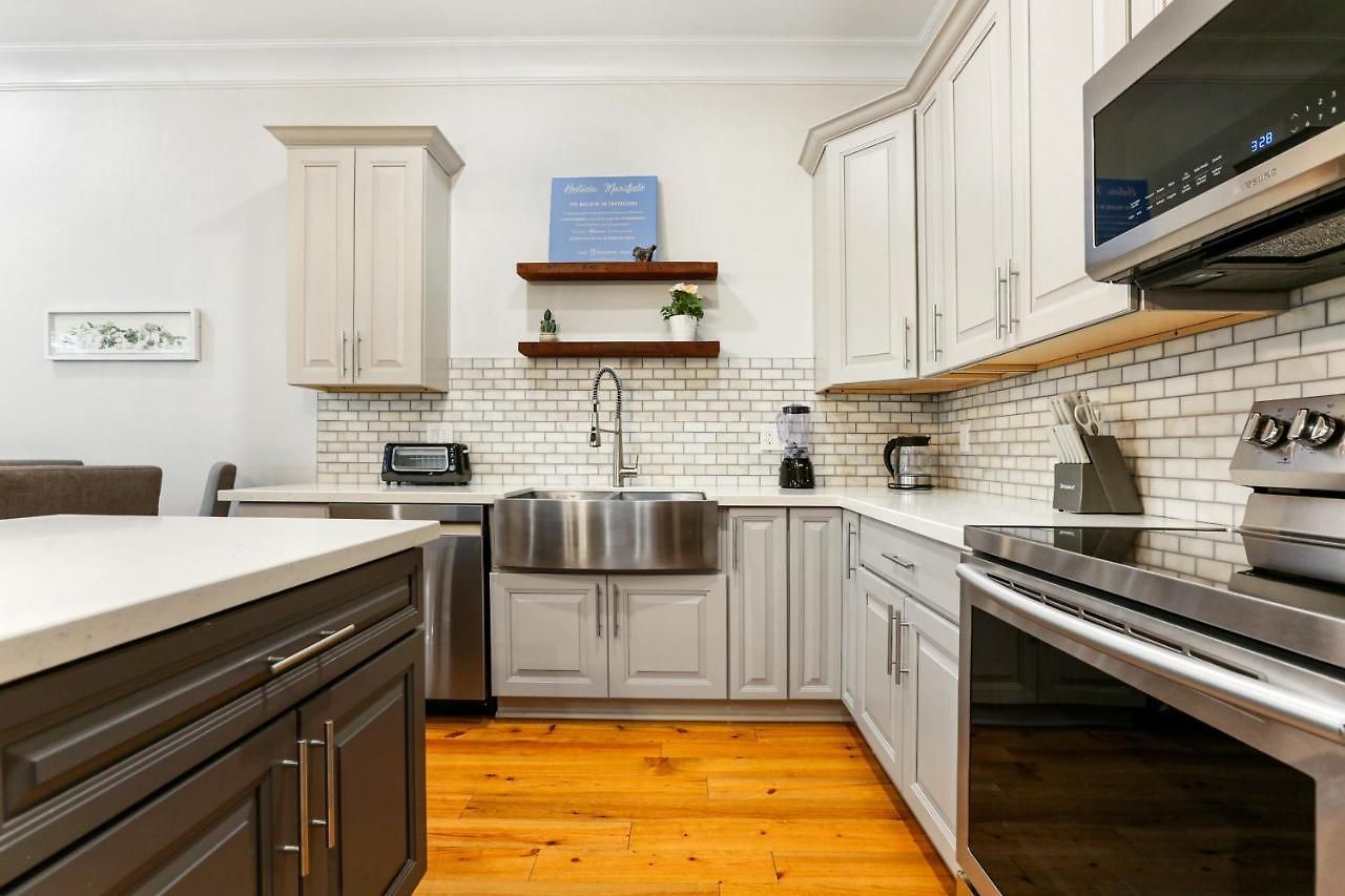 Stunning Modern And Fully-upgraded 5 Bedroom W Pool *