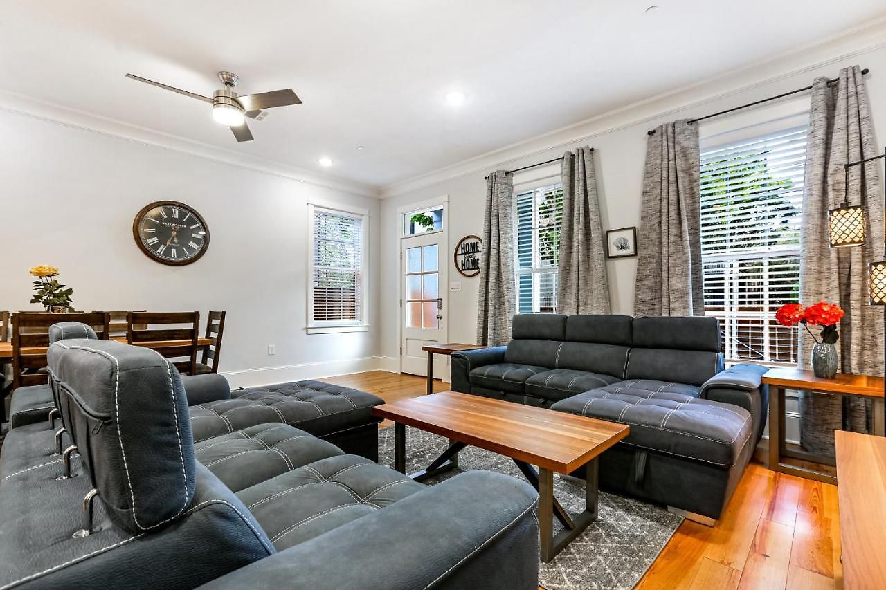 Apartment Stunning Modern And Fully-upgraded 5 Bedroom W Pool