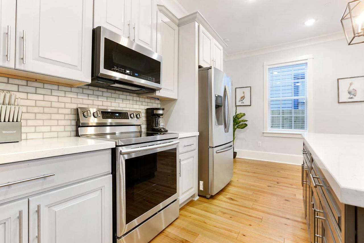 Stunning Modern And Fully-upgraded 5 Bedroom W Pool