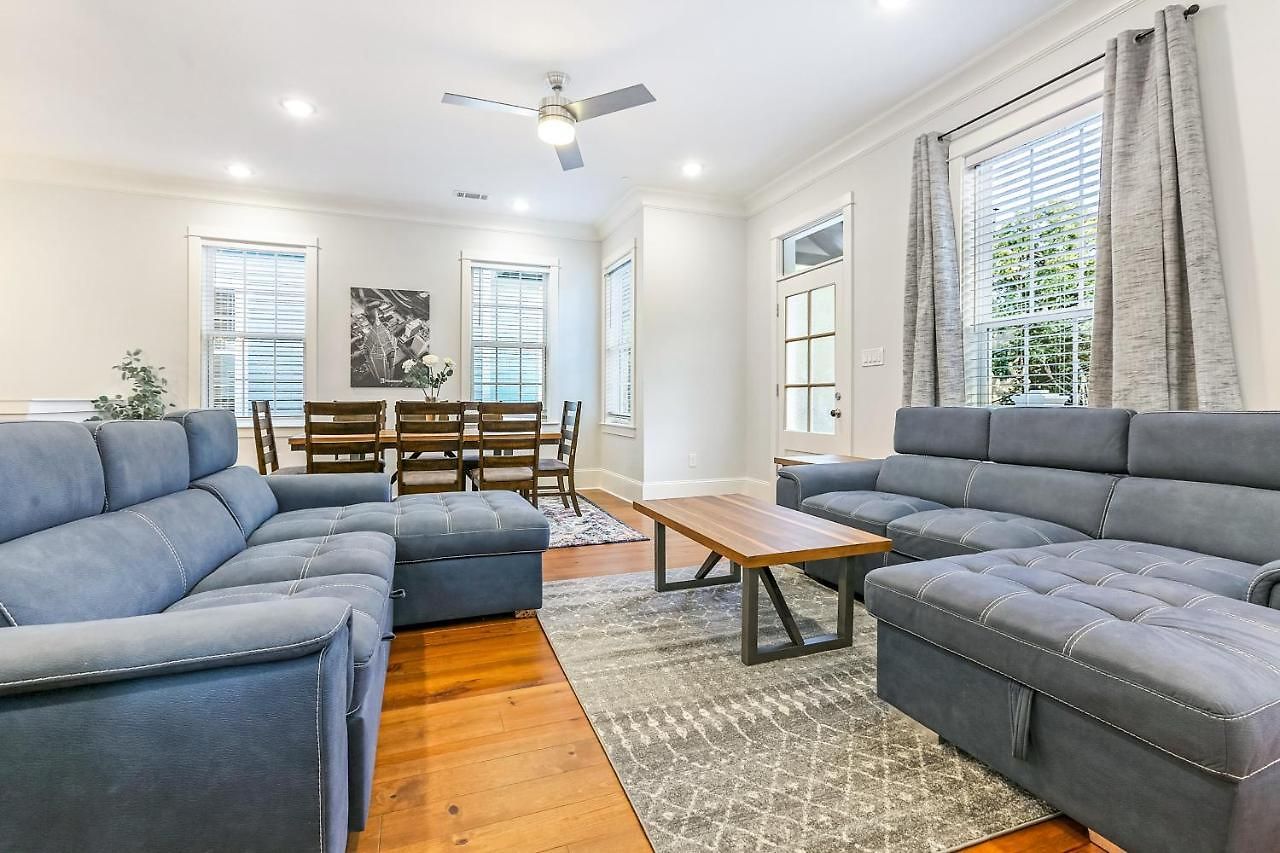 Spacious 5 Bedroom Retreat - Pool - Near It All! Apartment
