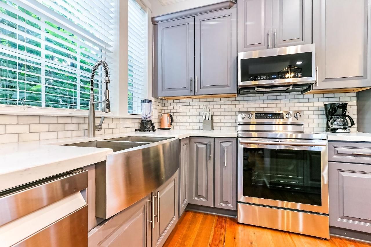 Spacious 5 Bedroom Retreat - Pool - Near It All! Apartment *