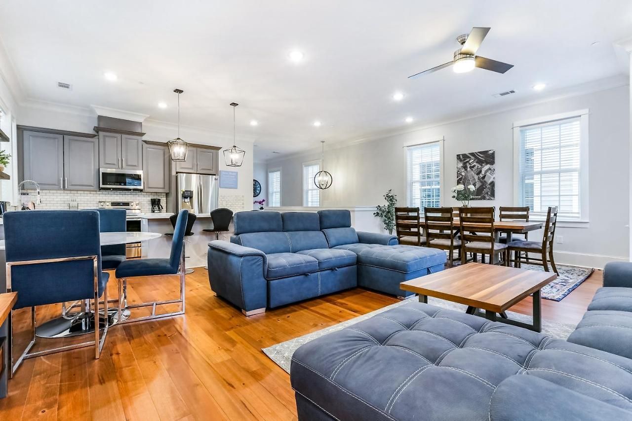 Spacious 5 Bedroom Retreat - Pool - Near It All! Apartment
