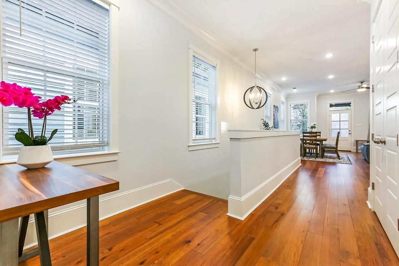 Spacious 5 Bedroom Retreat - Pool - Near It All! Apartment
