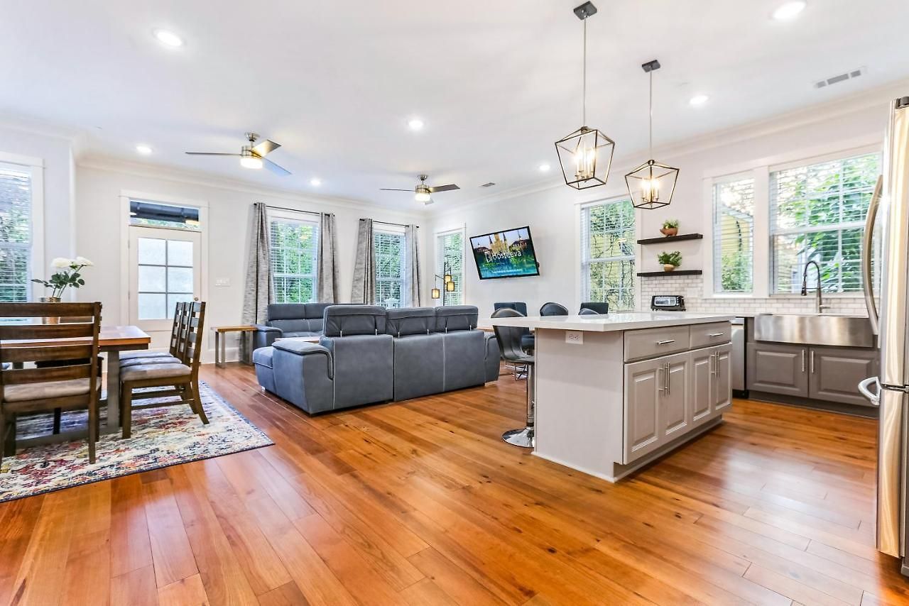Spacious 5 Bedroom Retreat - Pool - Near It All! Apartment *