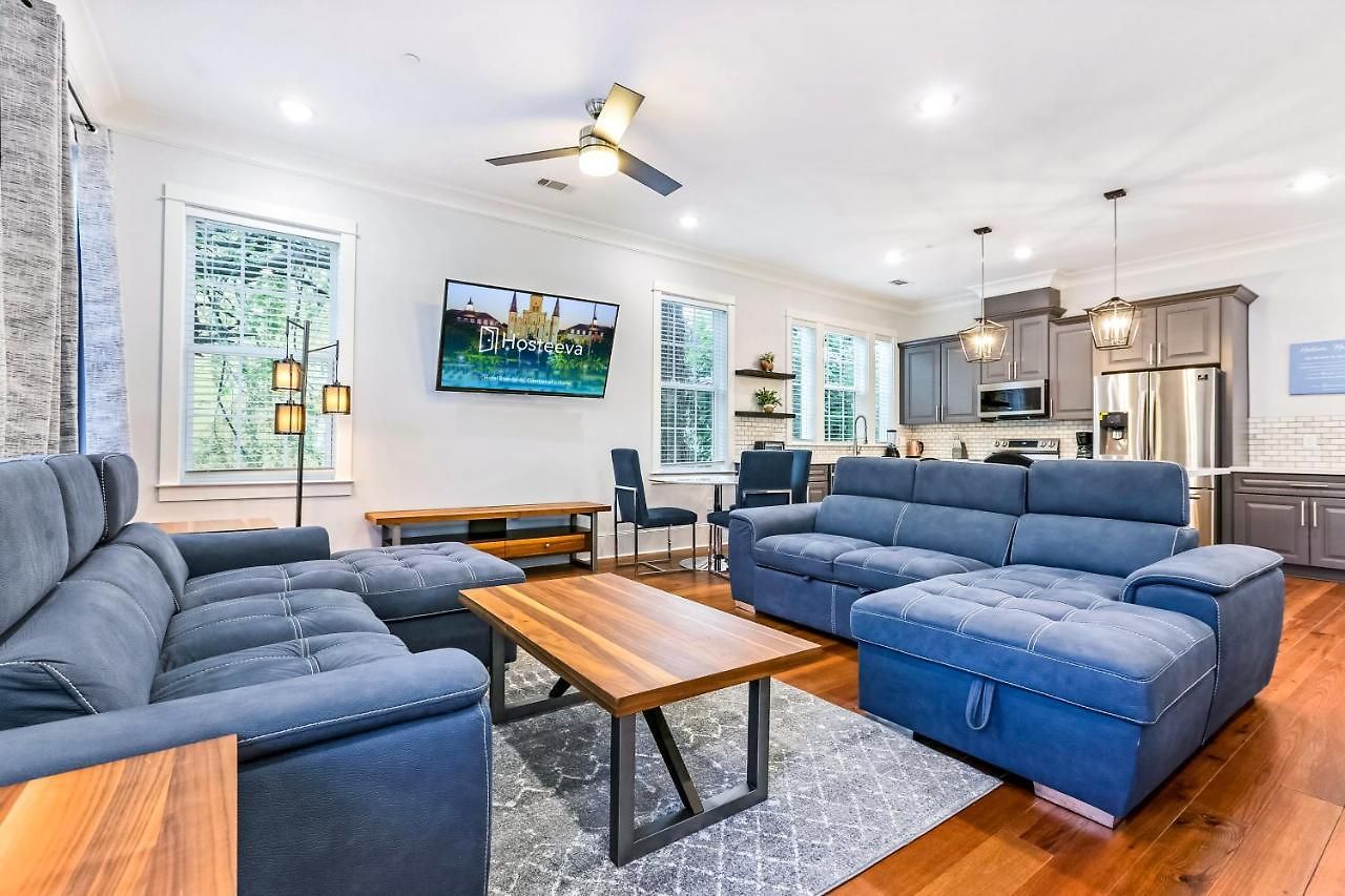 Spacious 5 Bedroom Retreat - Pool - Near It All! *
