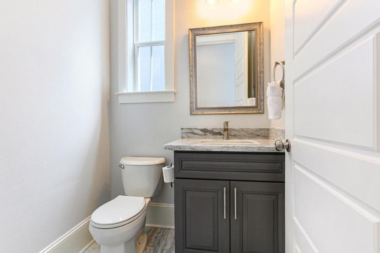 Apartment Stunning 4br-5br Near French Quarter Homes By Hosteeva *