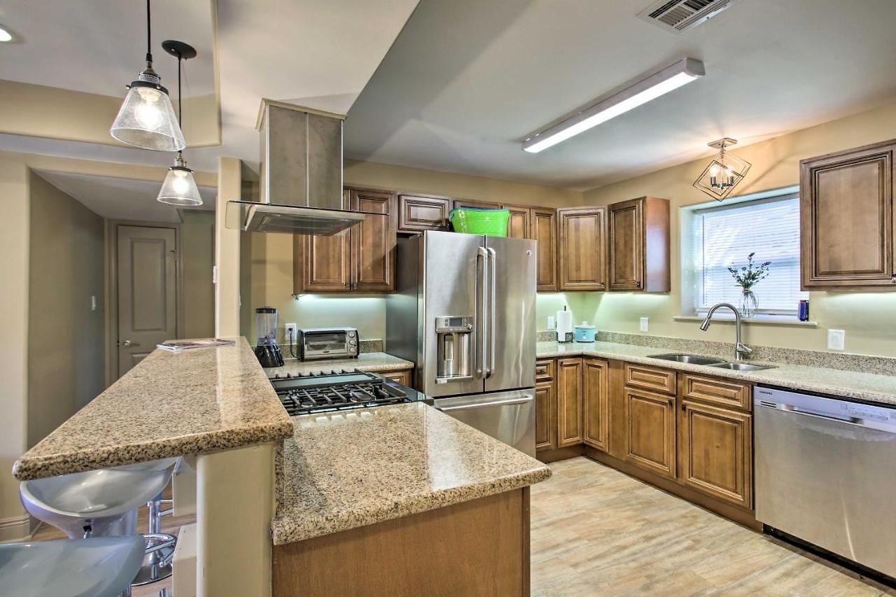 Walk To Park: Contemporary Nola Holiday home