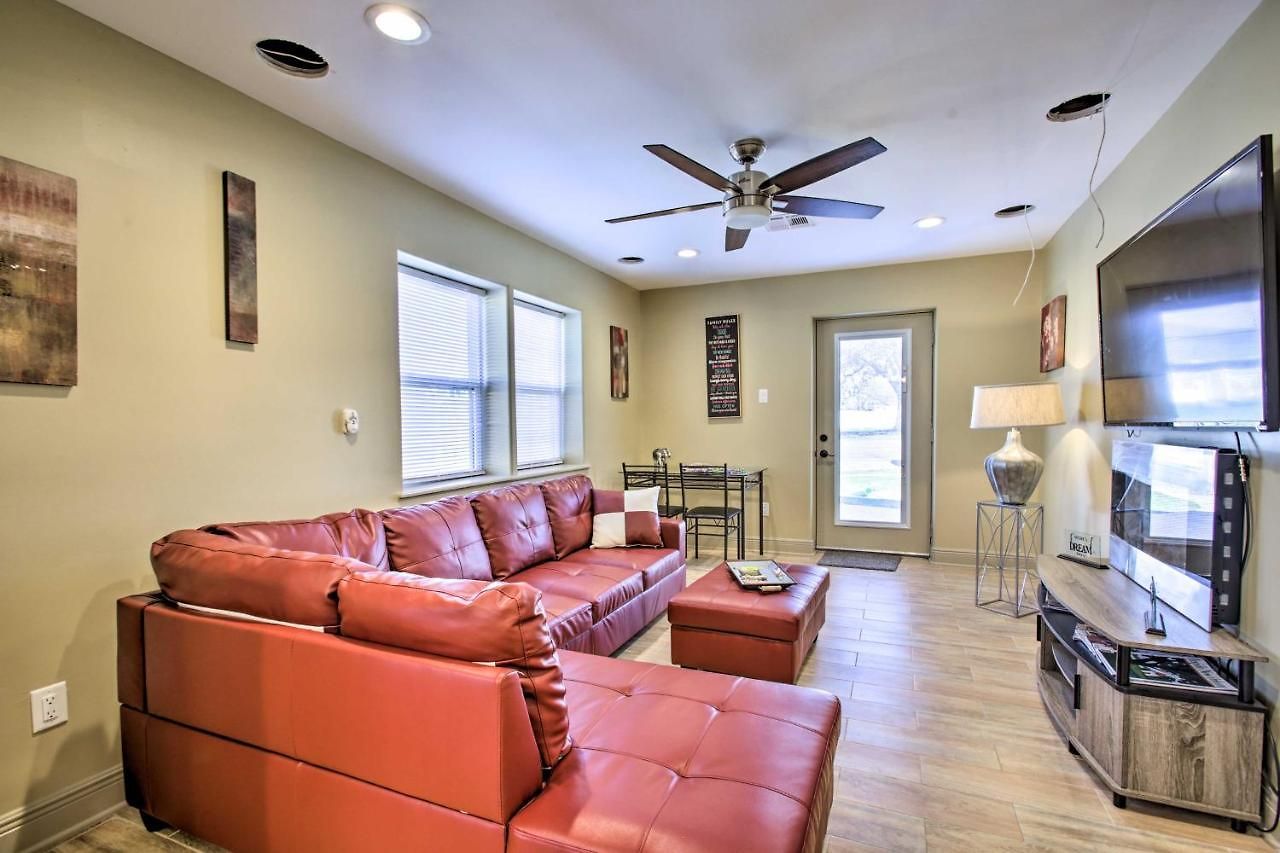 Walk To Park: Contemporary Nola Holiday home *