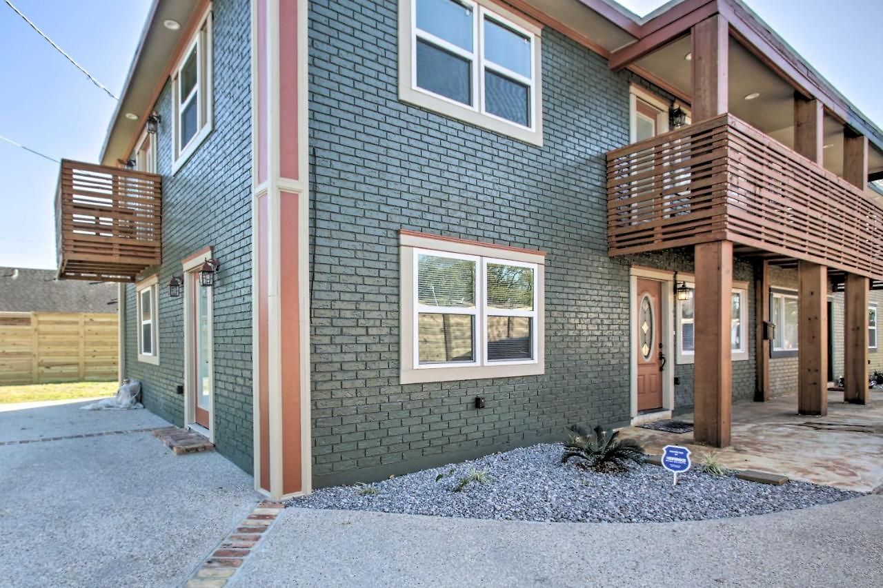 Walk To Park: Contemporary Nola Holiday home