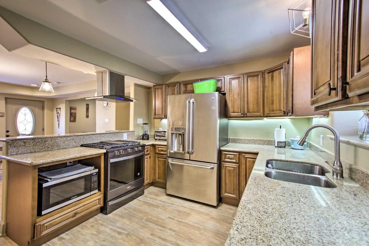 Walk To Park: Contemporary Nola Holiday home *