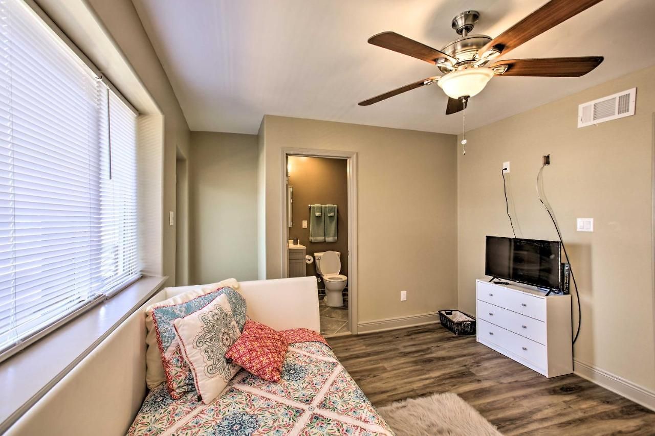 Holiday home Walk To Park: Contemporary Nola