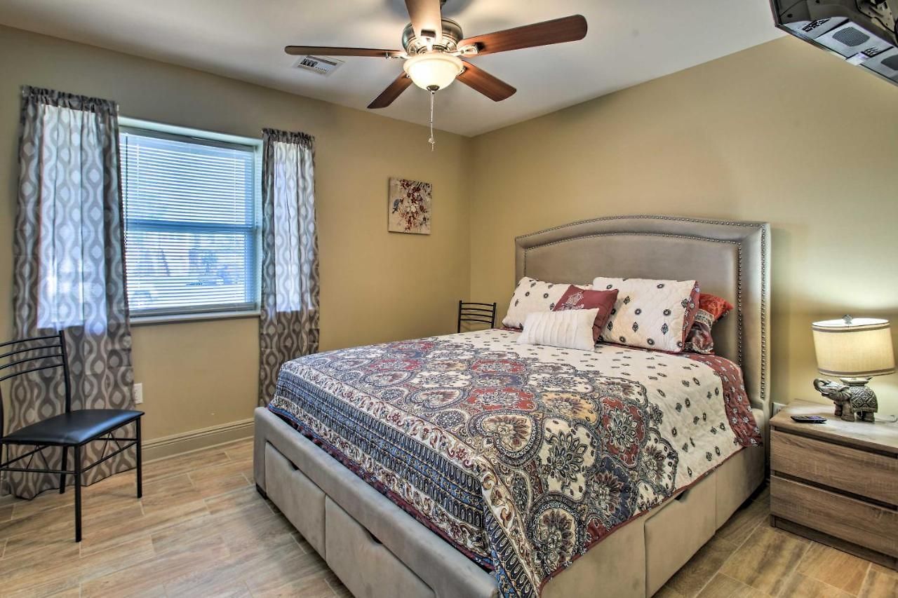Holiday home Walk To Park: Contemporary Nola