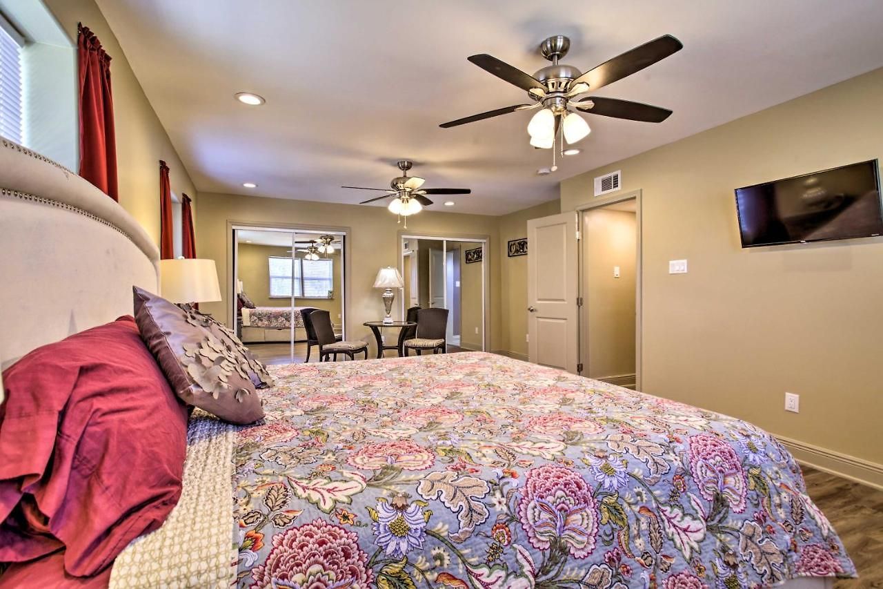 Walk To Park: Contemporary Nola Holiday home