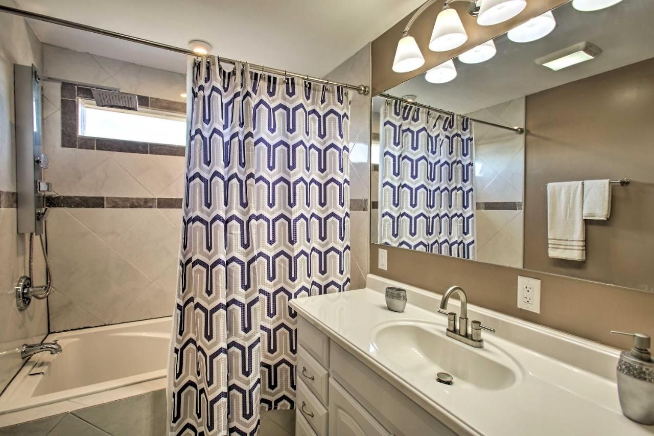 Walk To Park: Contemporary Nola Holiday home