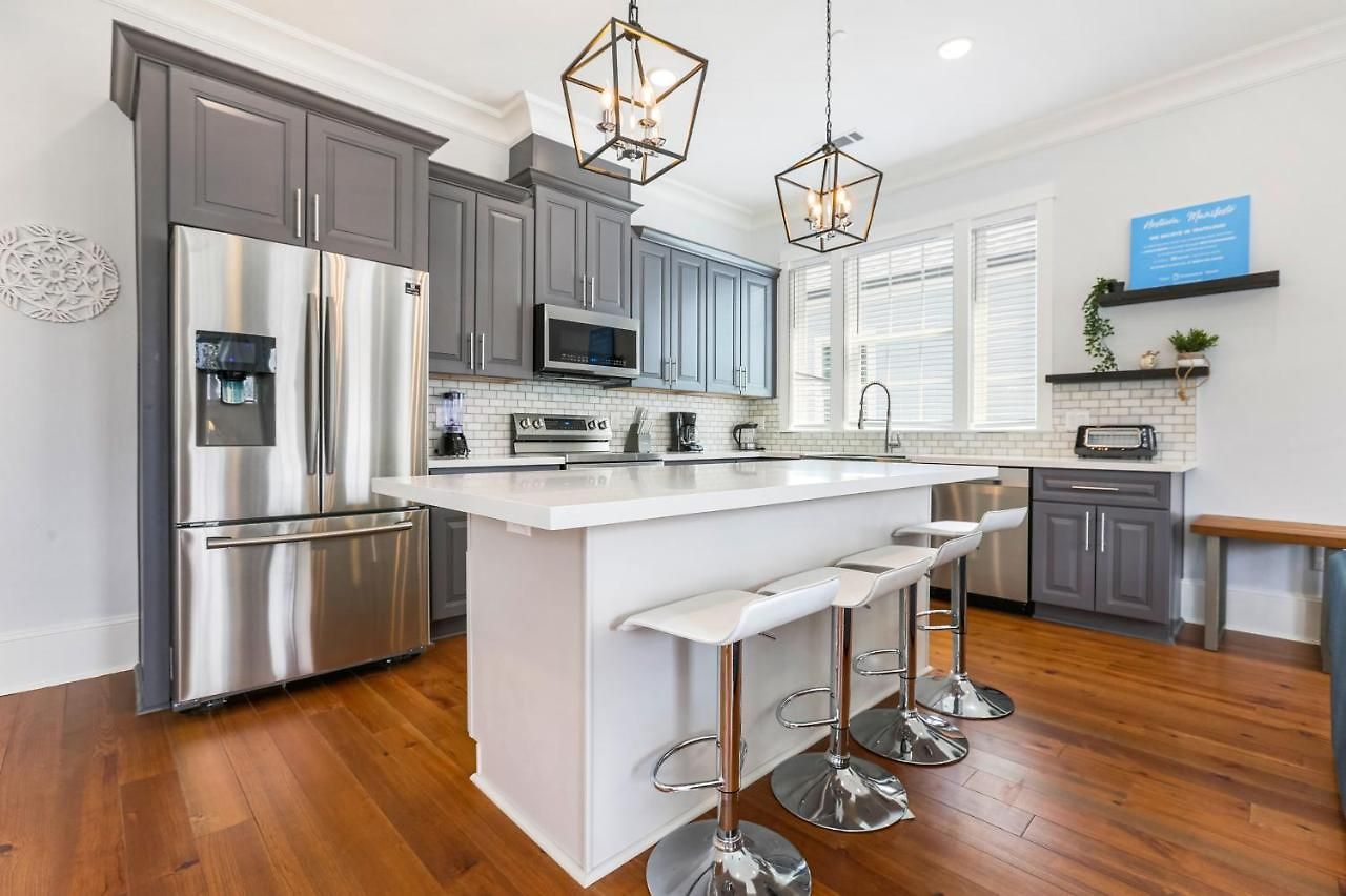 Apartment Stunning 4br-5br Near French Quarter Homes By Hosteeva
