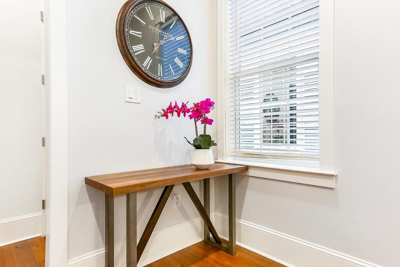 Apartment Stunning 4br-5br Near French Quarter Homes By Hosteeva