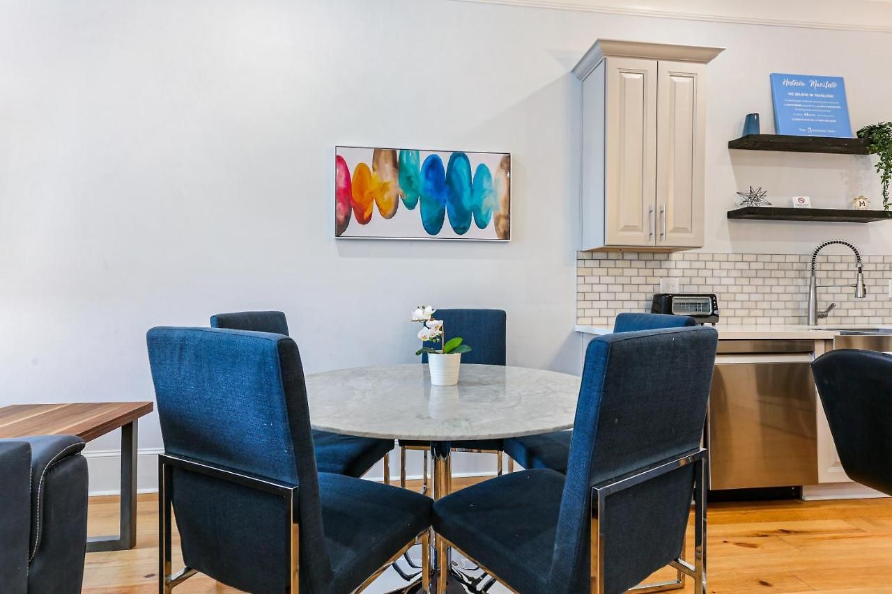 Modern 5 Bedroom - Large Pool - Near Everything New Orleans