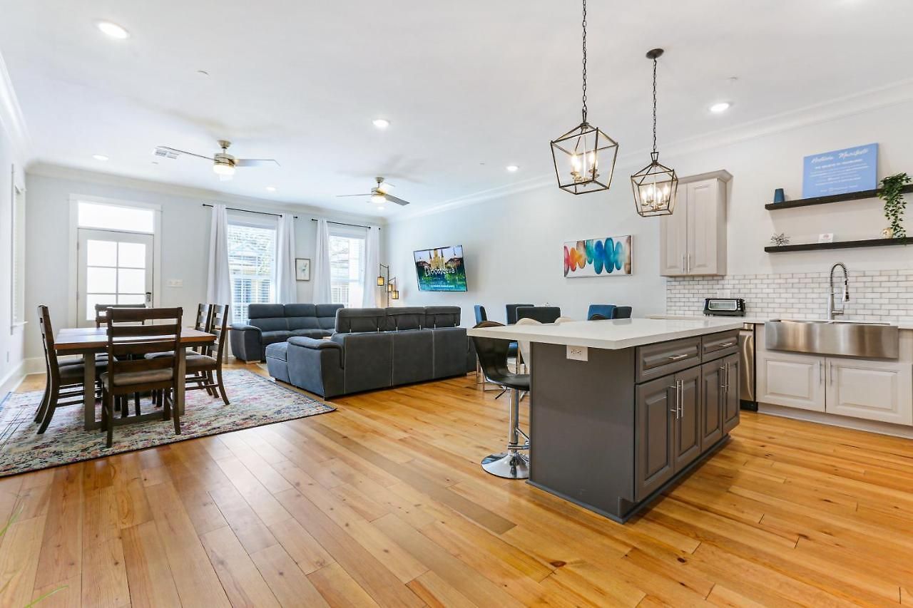 Modern 5 Bedroom - Large Pool - Near Everything
