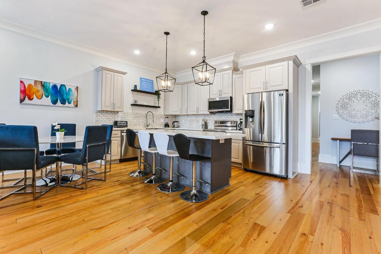 Modern 5 Bedroom - Large Pool - Near Everything *