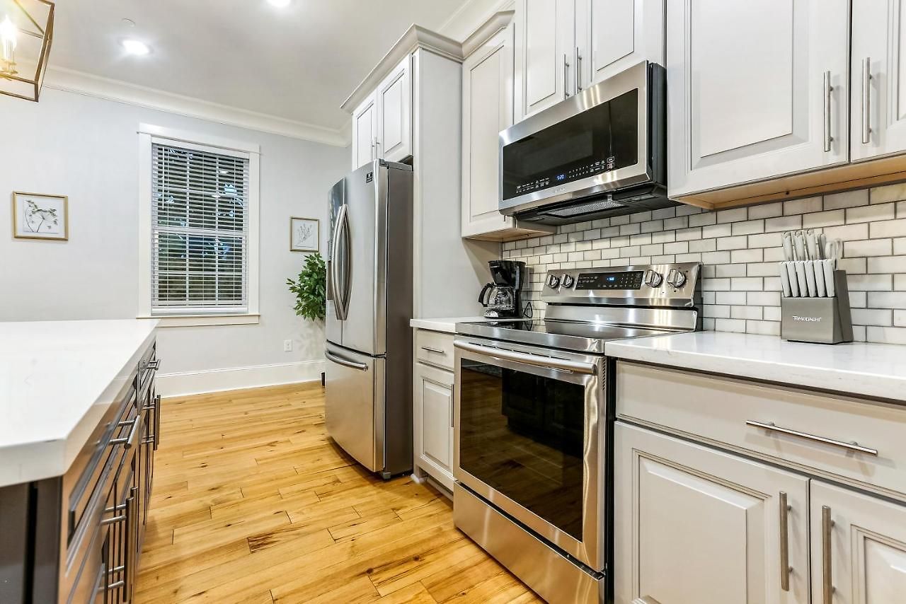 Apartment 5br W Pool - Great For Families - Near Everything *