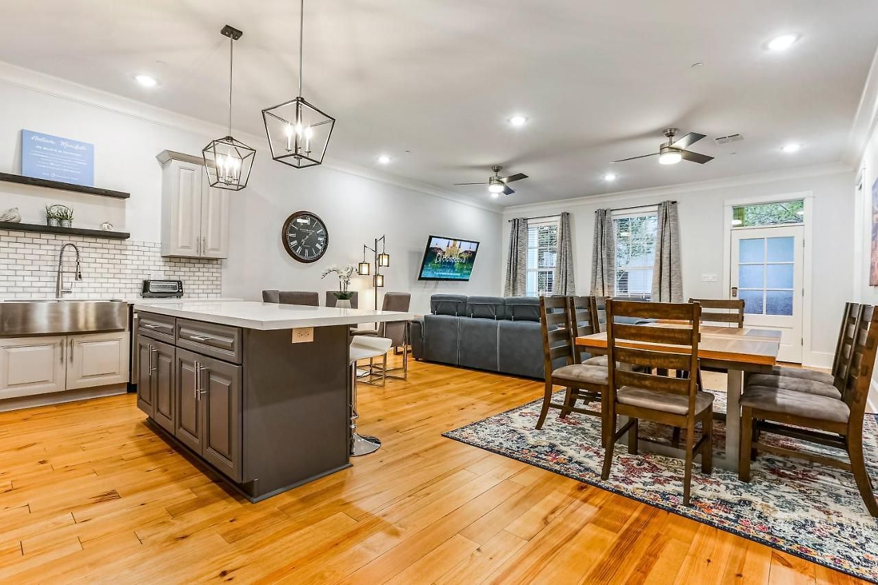 Apartment 5br W Pool - Great For Families - Near Everything