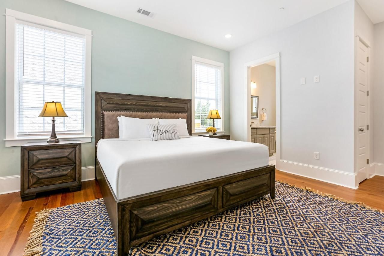 Apartment Hosteeva Brand New With A Pool Steps To St Charles Ave *