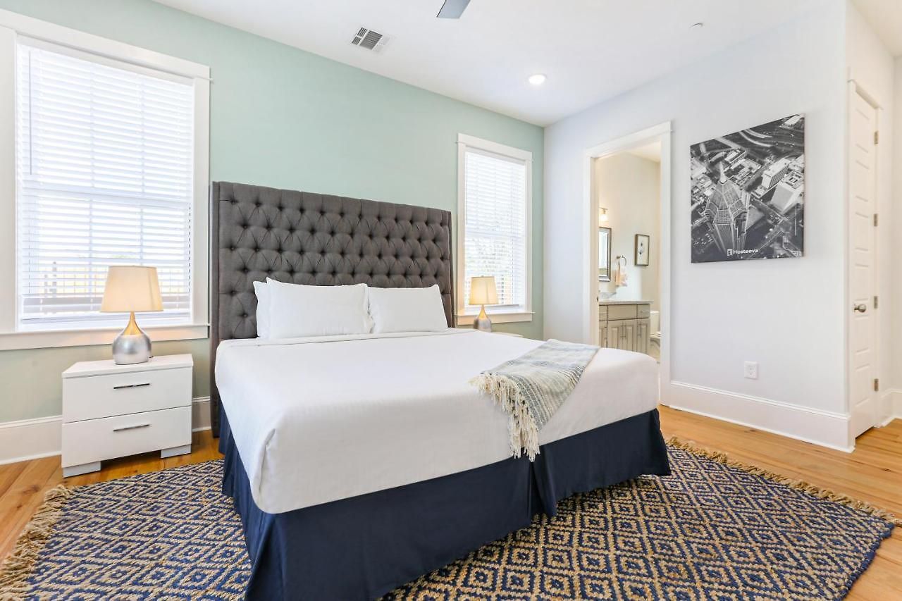 Modern 5 Bedroom - Large Pool - Near Everything Apartment *