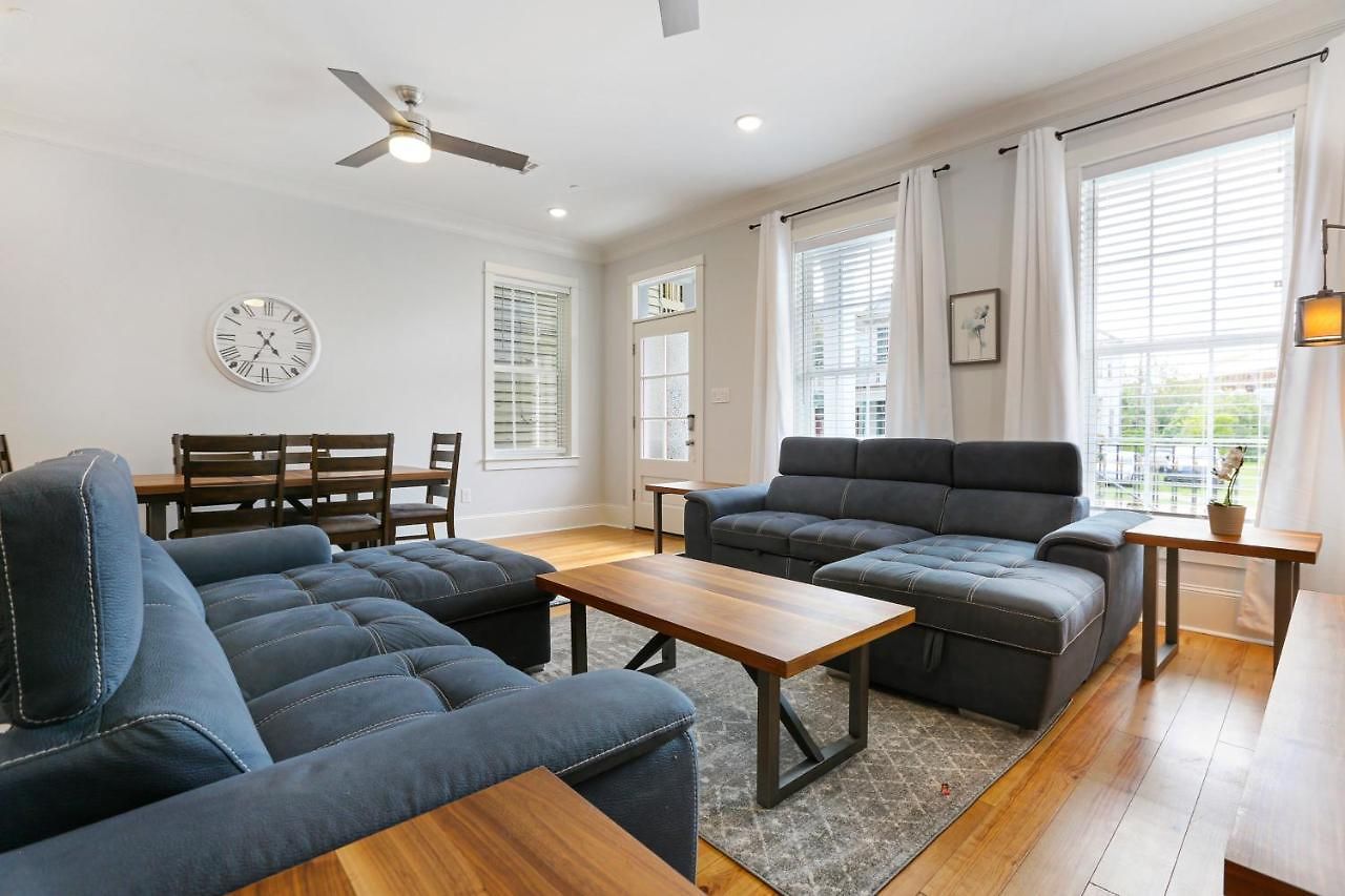 Modern 5 Bedroom - Large Pool - Near Everything New Orleans