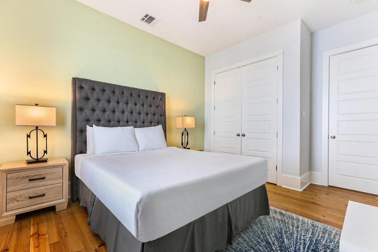 Modern 5 Bedroom - Large Pool - Near Everything New Orleans