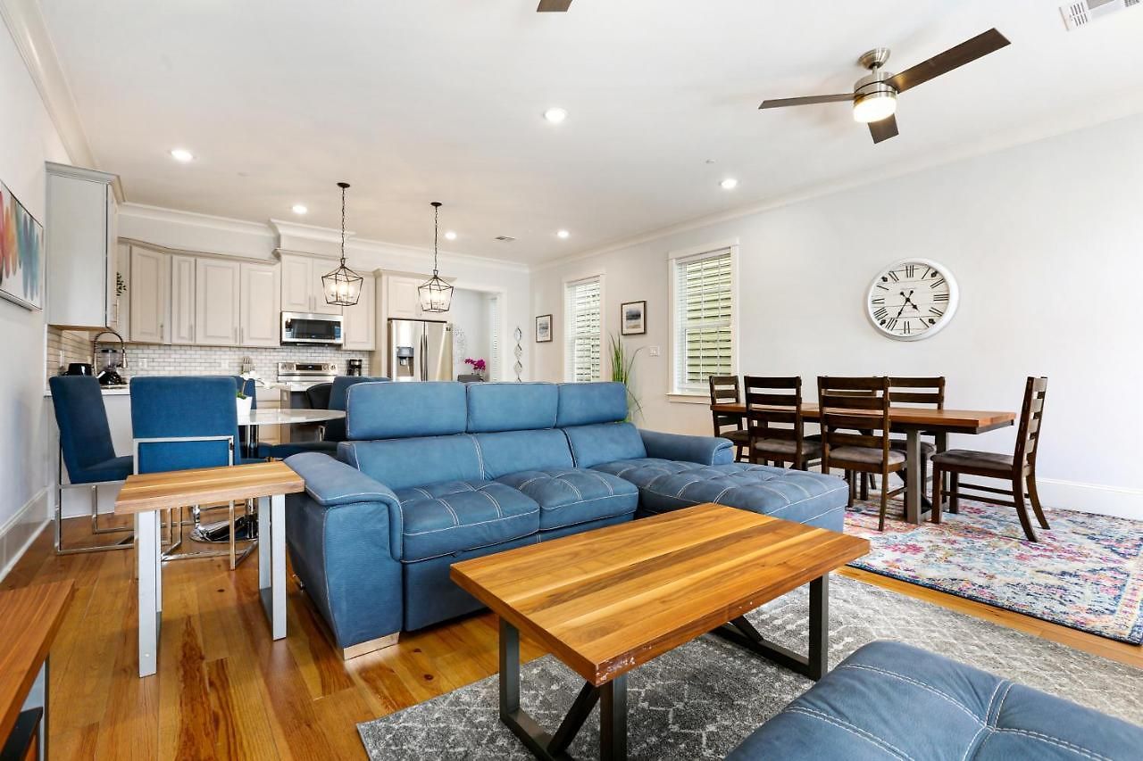 Modern 5 Bedroom - Large Pool - Near Everything Apartment