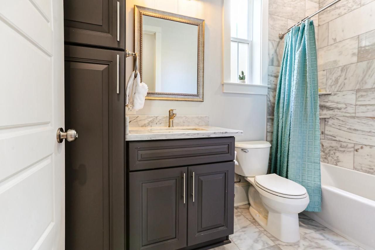 Modern 5 Bedroom - Large Pool - Near Everything New Orleans