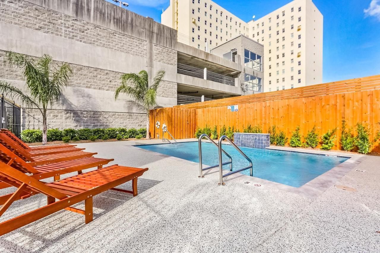 Apartment 5br W Pool - Great For Families - Near Everything *