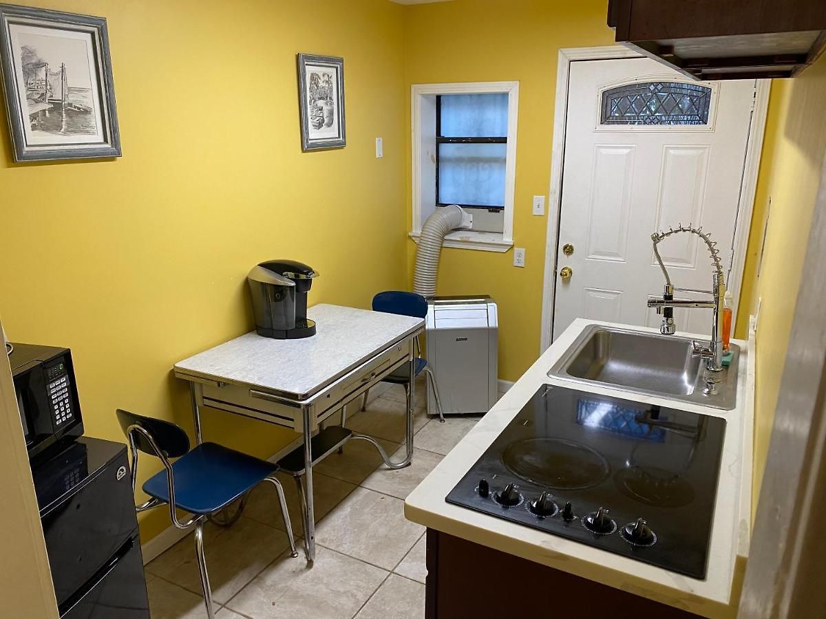 Comfortable Crash Pad Apartment *