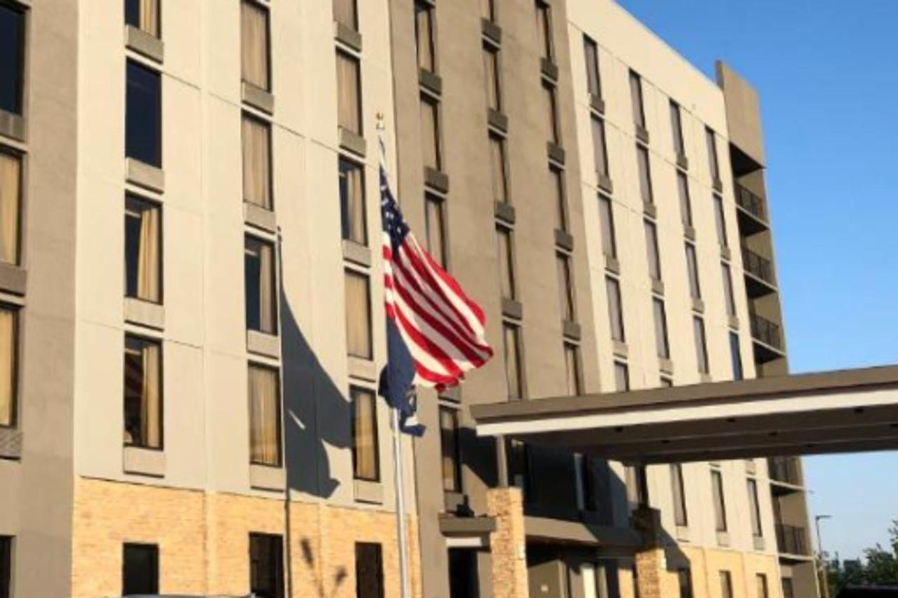 Country & By Radisson, I-10 East, La Hotel 3*