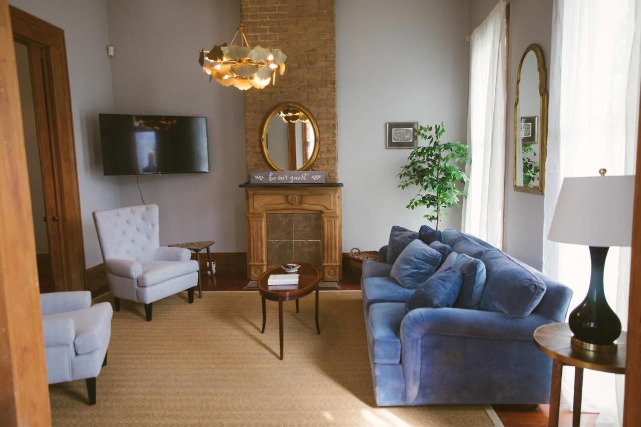 Paused - Miss Ruby's Mid-city Apartment