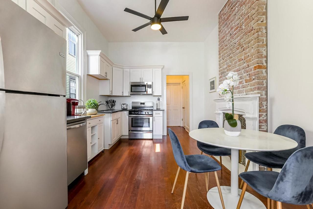 Private 2br In Uptown By Hosteeva