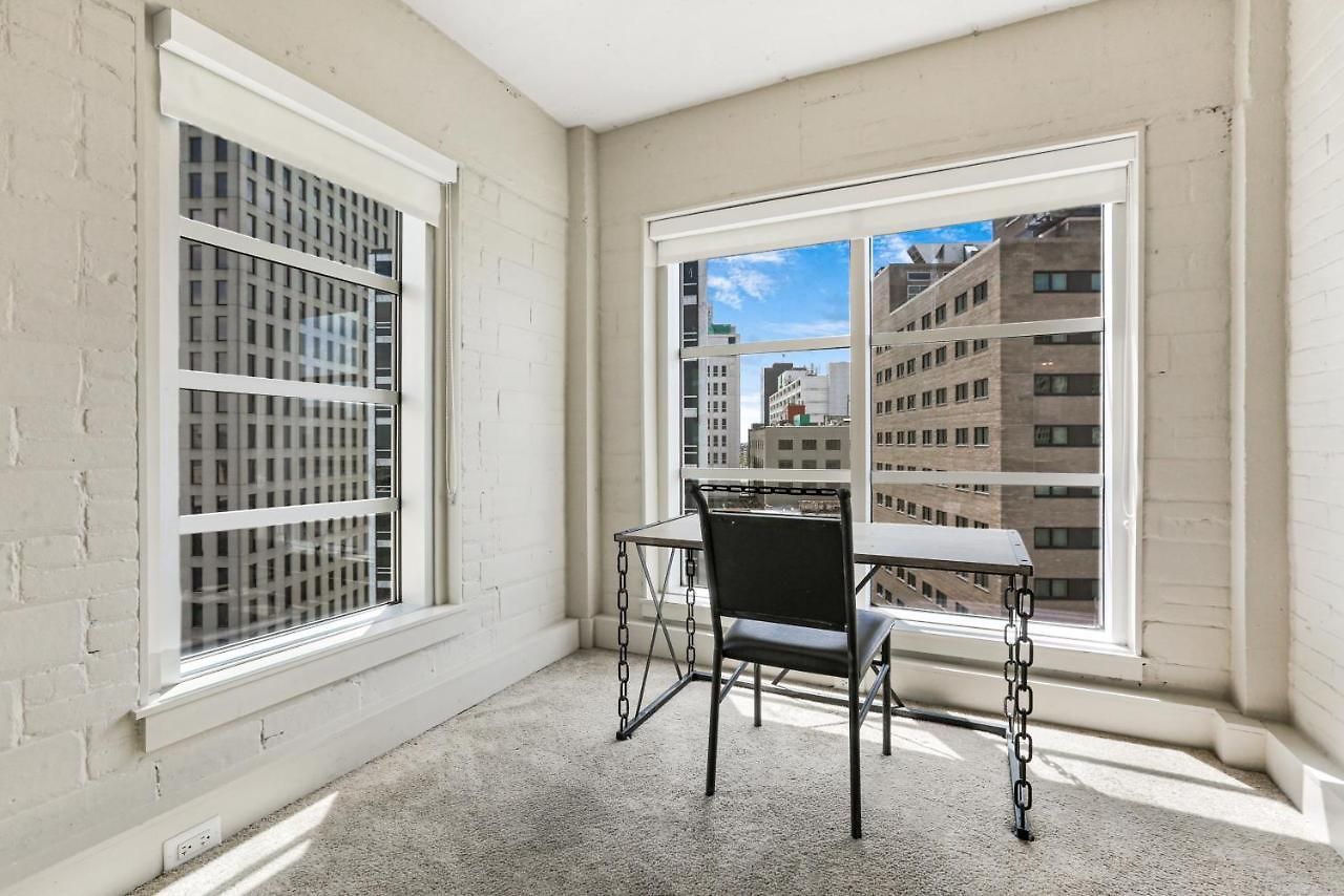 Modern & Fully Furnished In The Heart Of The Apartment