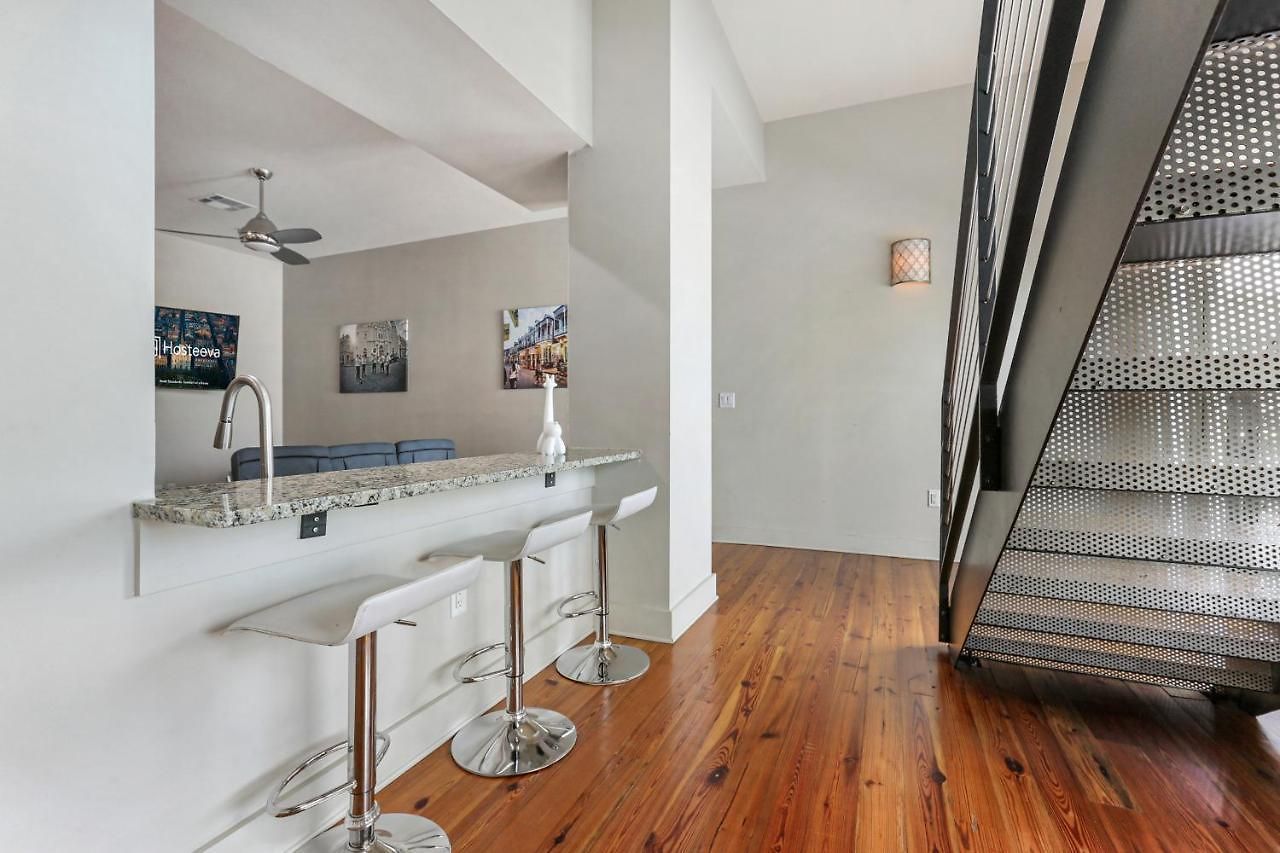2 Bedroom Elegant In Downtown Apartment *