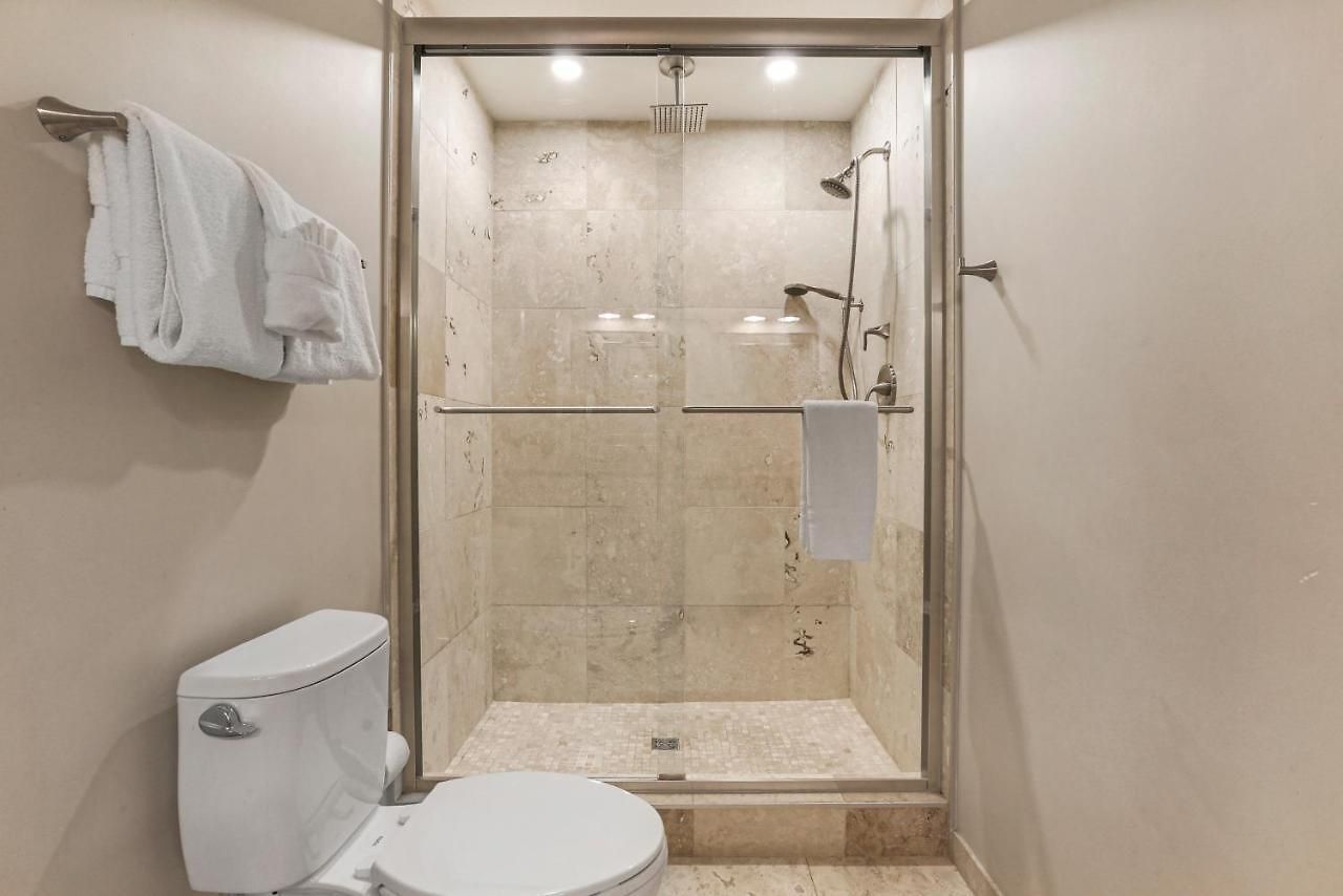 2 Bedroom Elegant In Downtown *