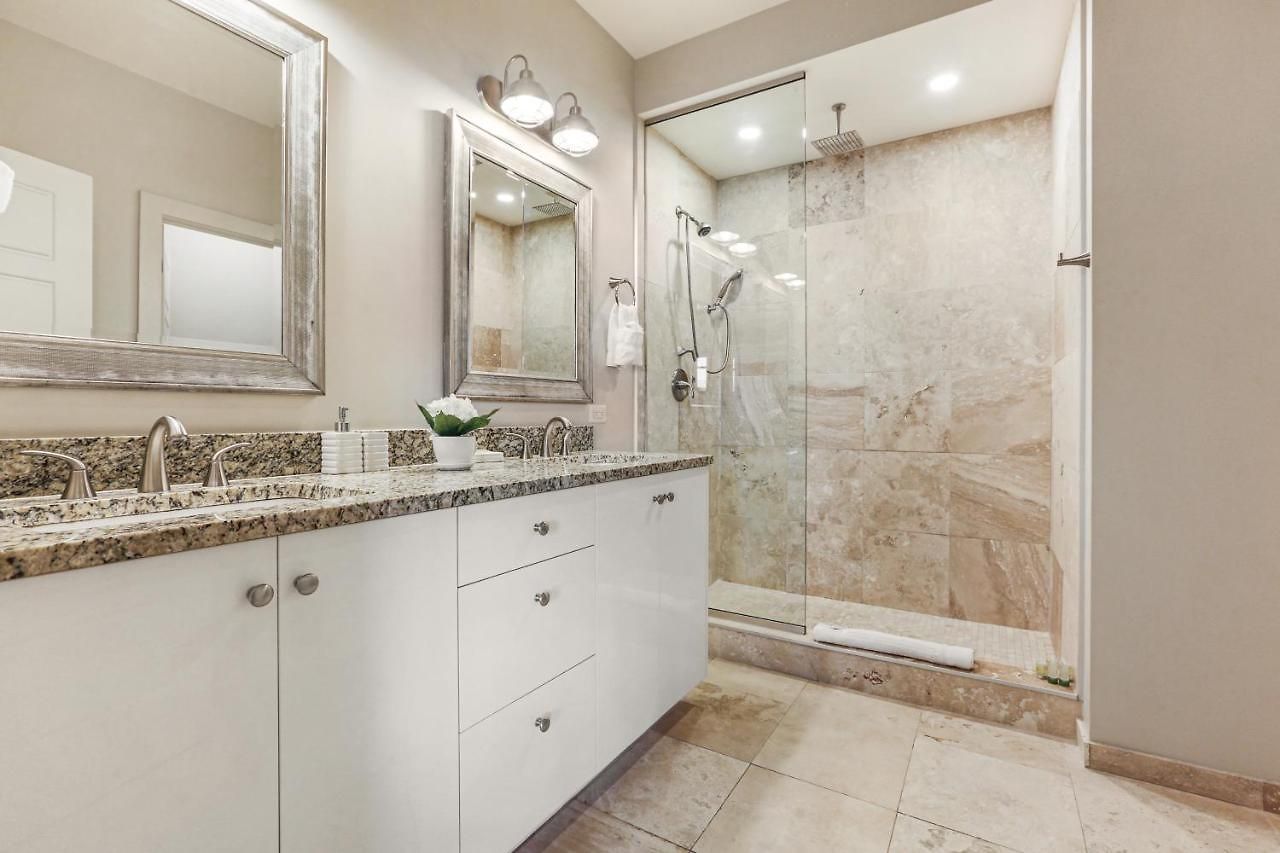 2 Bedroom Elegant In Downtown * New Orleans