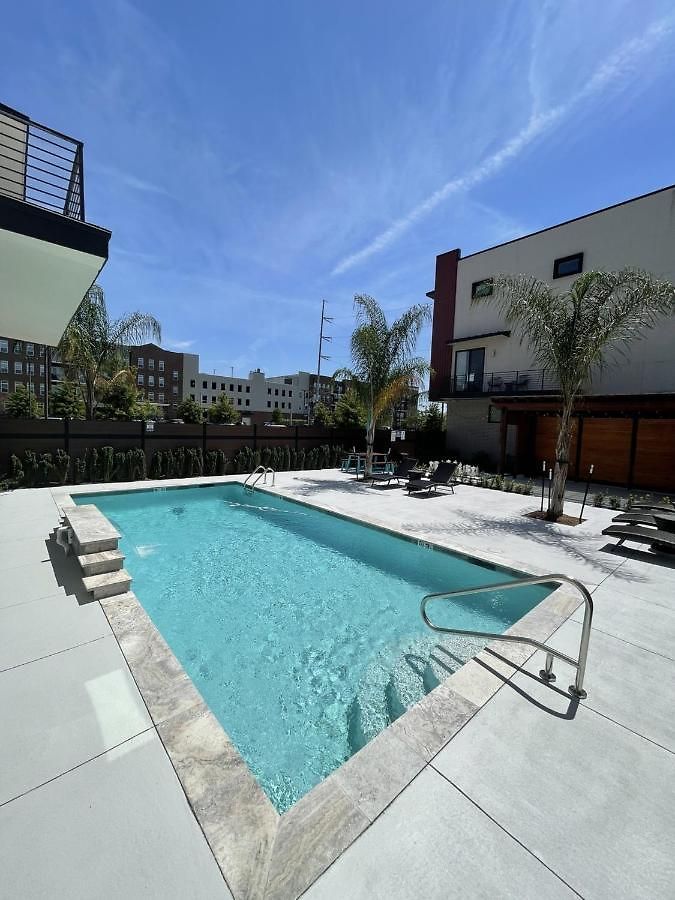 New Construction Townhouse Near Hot Spots Guest house 4*