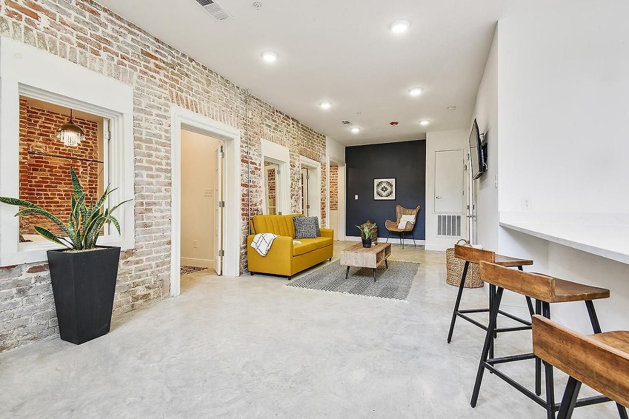 3bd / 6 Guests / Phenomenal Location Apartment
