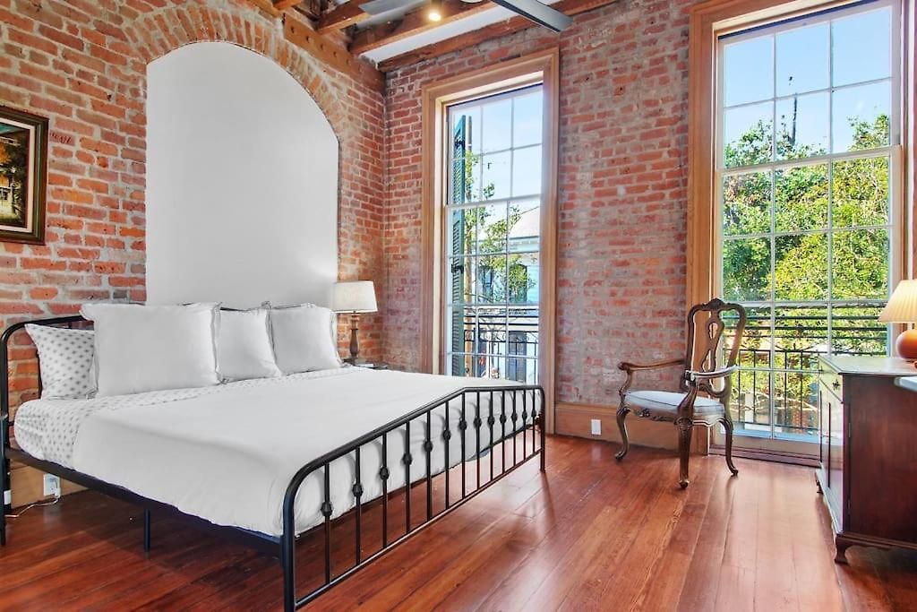 Fab 1838 Garden District 5br With Parking And Balcony New Orleans