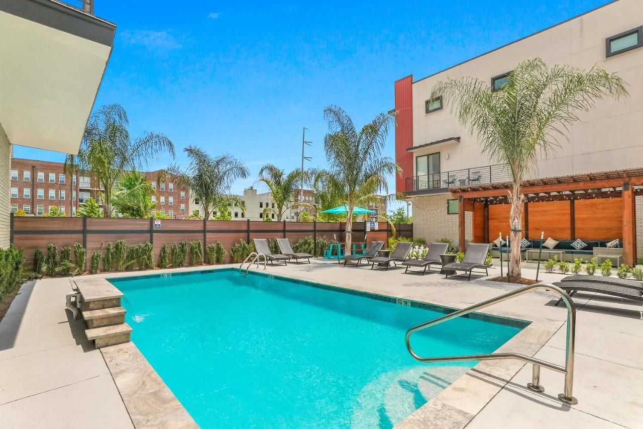 Luxury 3-story W Pool & Parking Garage
